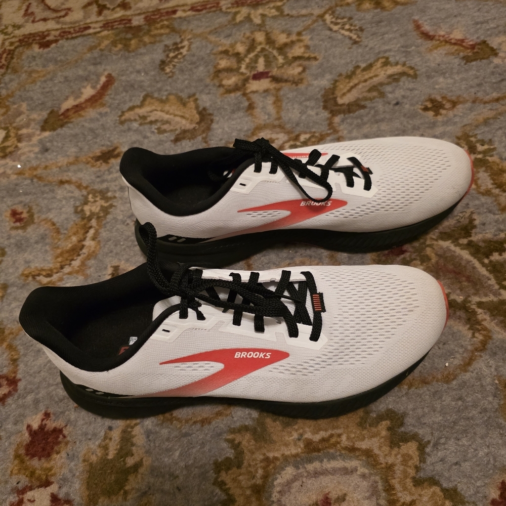Men Brooks Launch 8 Tennis Shoes Size 11.5